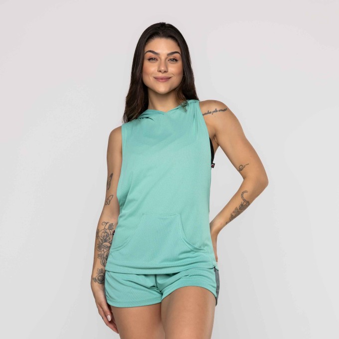 Camiseta Fitness Feminina Cavada Capuz Poliamida