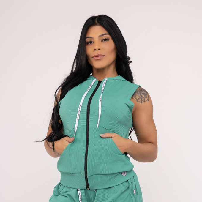 Colete Curto Feminino Mini Textura Zíper Capuz e Bolso Poliamida